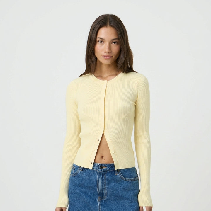 Fitted ribbed cardigan — Studio - Clean | Generated by Modelize